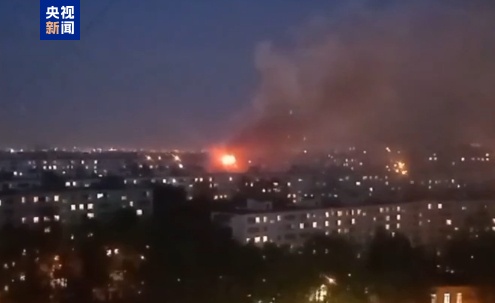 沪深配 莫斯科一住宅楼发生爆炸引发火灾 致2死6伤